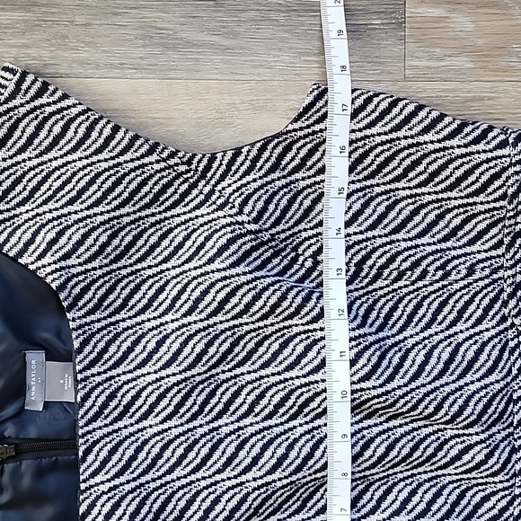 Elegant Black and White Women's Dress - Picture 4 of 11